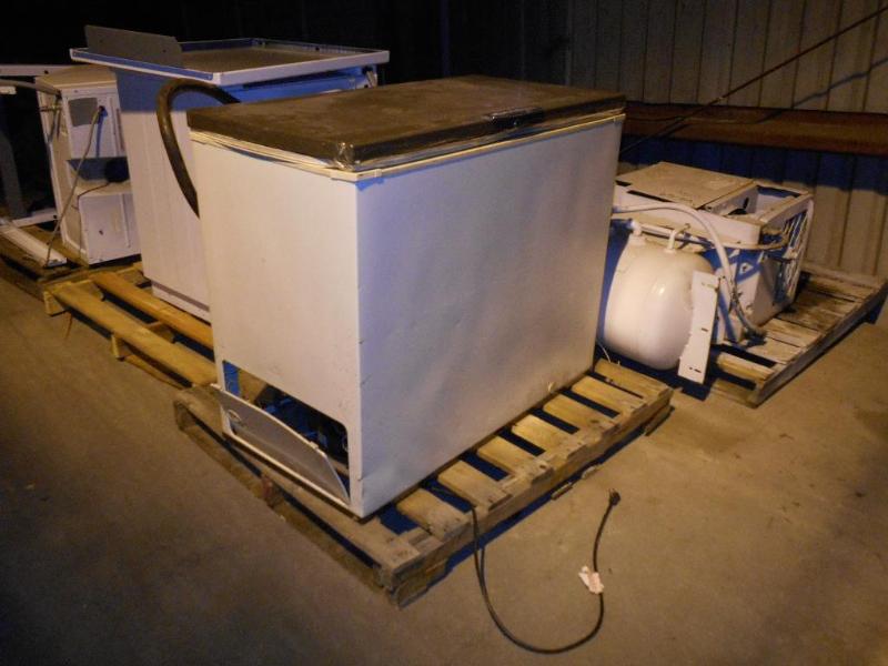 lot 5 image: Gibson 10 Cubic Foot Chest Freezer