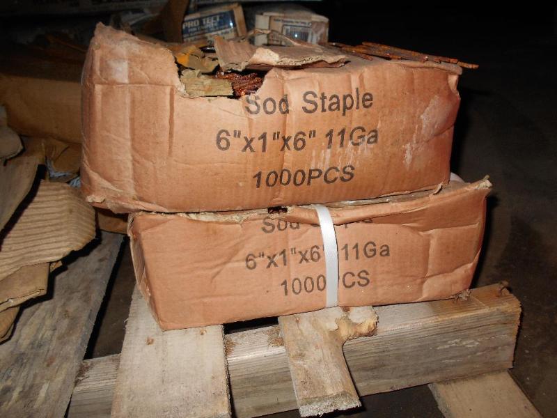 lot 9 image: 2000 Sod Staples. 11 GA. 6.