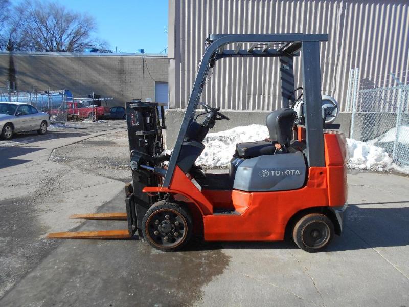 Toyota 7FGCU20 LP  Propane Forklift. RESERVE IS $2499.99