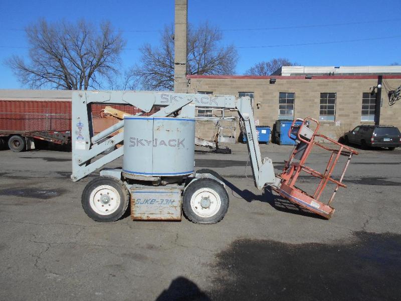 Skyjack SJKB-33N Articulated Boom Lift. 33 Height. $2499.99 RESERVE