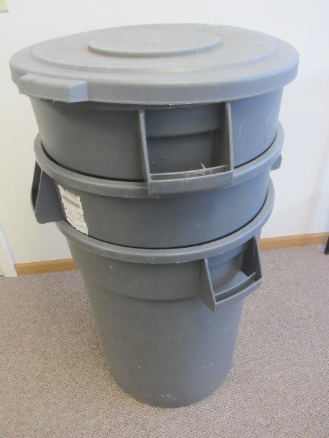 Carlisle 32-Gallon Trash Cans