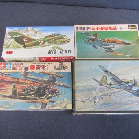 lot 110 image: Vintage Plastic Airplane Kits