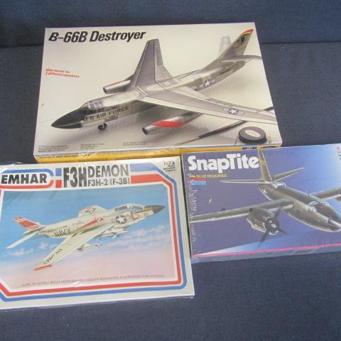 lot 112 image: Vintage Plastic Airplane Kits