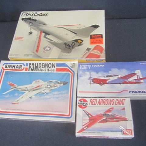 lot 122 image: Vintage Plastic Airplane Kits