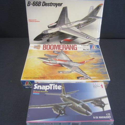 lot 123 image: Vintage Plastic Airplane Kits