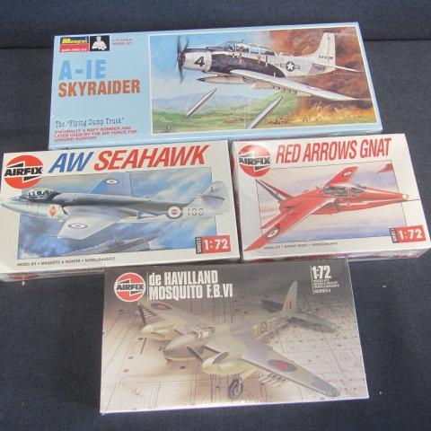 lot 124 image: Vintage Plastic Airplane Kits