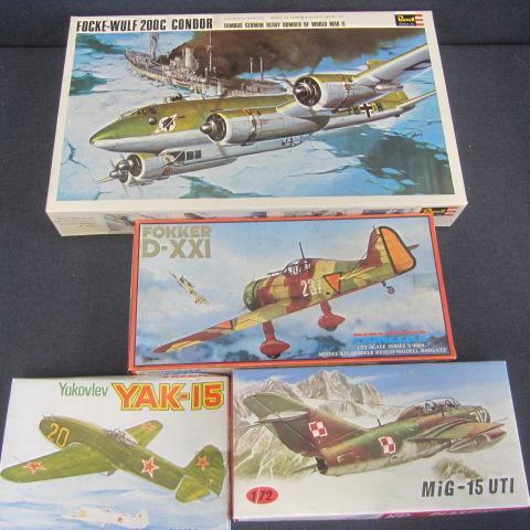 lot 126 image: Vintage Plastic Airplane Kits