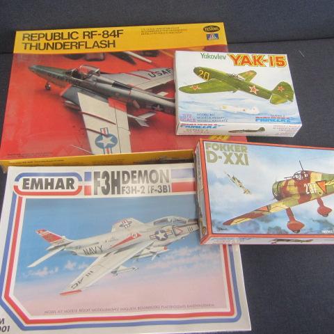 lot 128 image: Vintage Plastic Airplane Kits