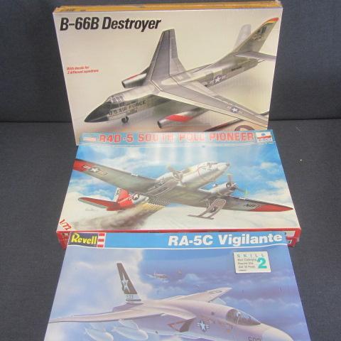 lot 129 image: Vintage Plastic Airplane Kits
