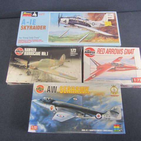 lot 131 image: Vintage Plastic Airplane Kits