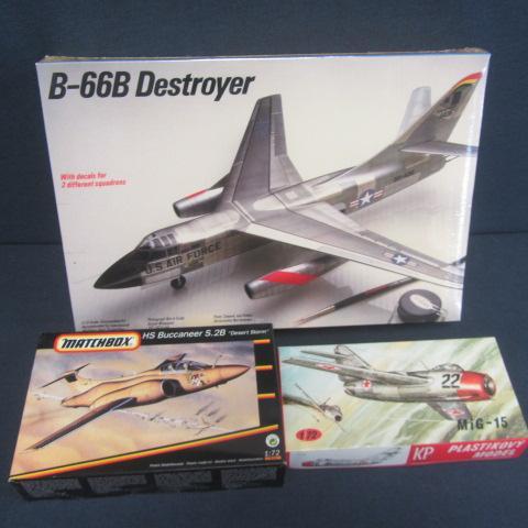 lot 132 image: Vintage Plastic Airplane Kits