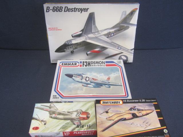 lot 135 image: Vintage Plastic Airplane Kits