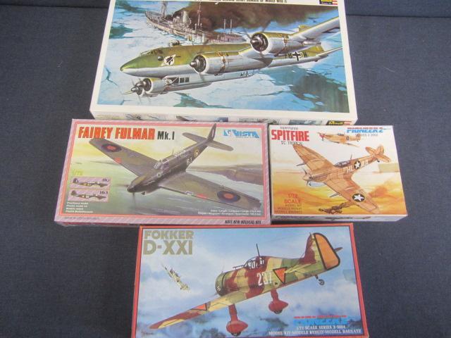 lot 136 image: Vintage Plastic Airplane Kits