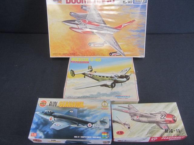 lot 146 image: Vintage Plastic Airplane Kits