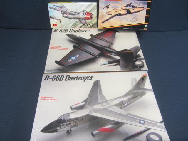 lot 149 image: Vintage Plastic Airplane Kits