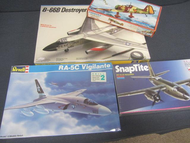 lot 158 image: Vintage Plastic Airplane Kits