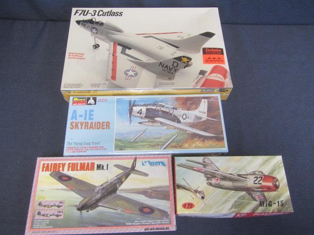 lot 163 image: Vintage Plastic Airplane Kits