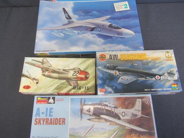 lot 164 image: Vintage Plastic Airplane Kits