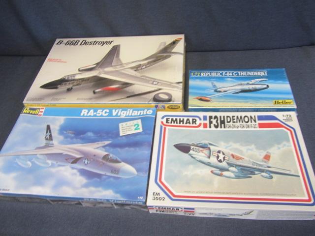 lot 165 image: Vintage Plastic Airplane Kits