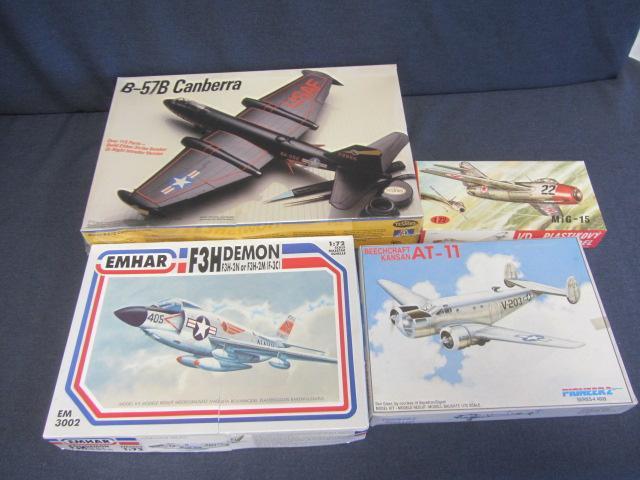 lot 166 image: Vintage Plastic Airplane Kits