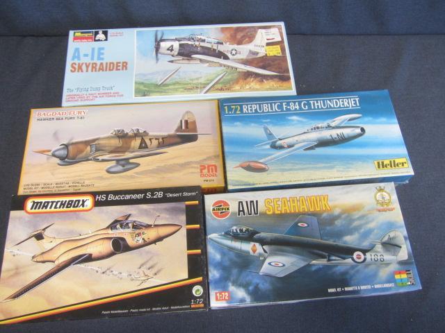 lot 170 image: Vintage Plastic Airplane Kits