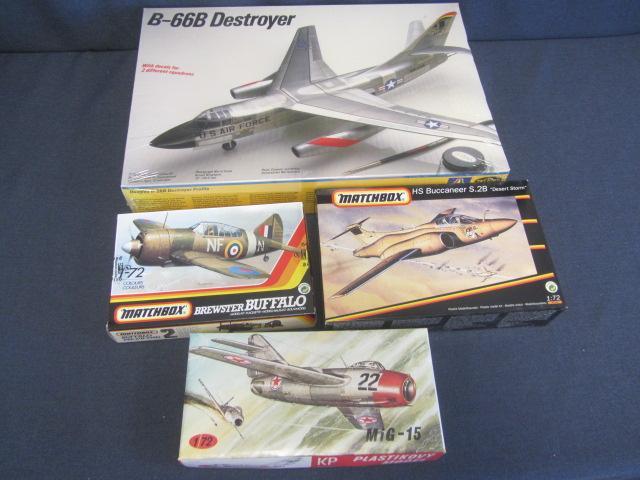 lot 171 image: Vintage Plastic Airplane Kits