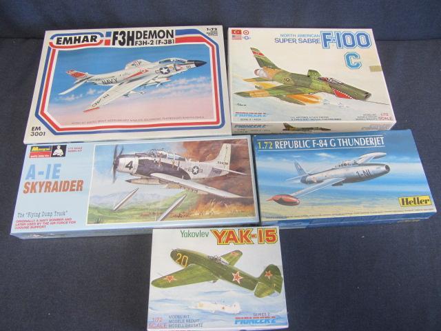 lot 174 image: Vintage Plastic Airplane Kits