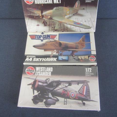 lot 82 image: Vintage Plastic Airplane Kits