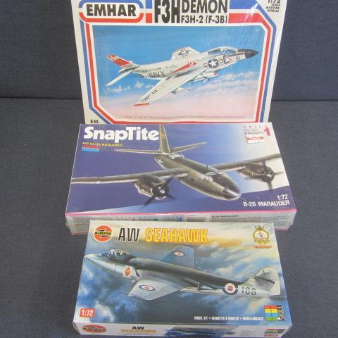 lot 86 image: Vintage Plastic Airplane Kits