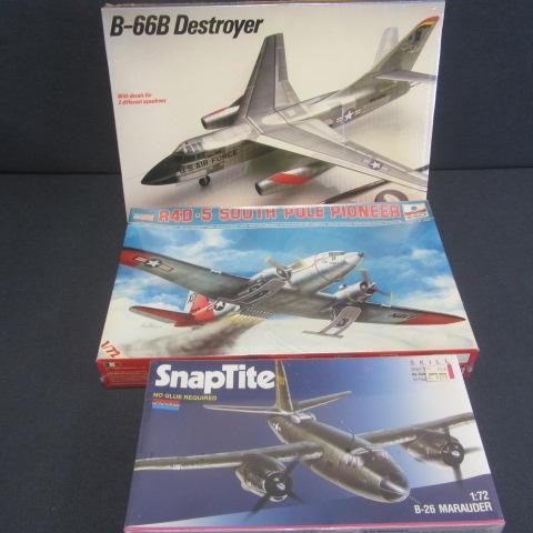 lot 87 image: Vintage Plastic Airplane Kits