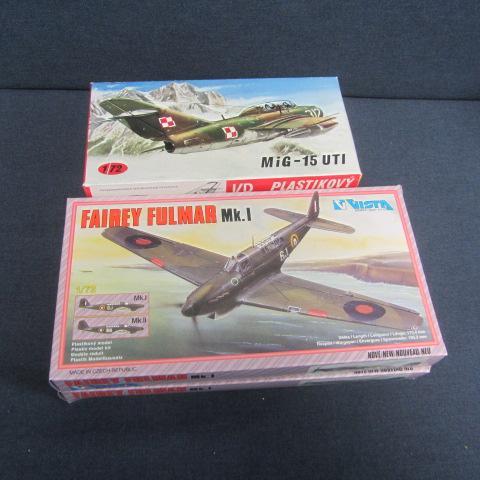 lot 99 image: Vintage Plastic Airplane Kits