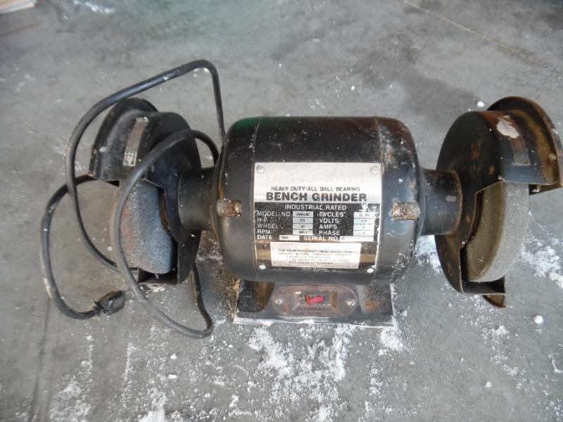 lot 28 image: Bench Grinder