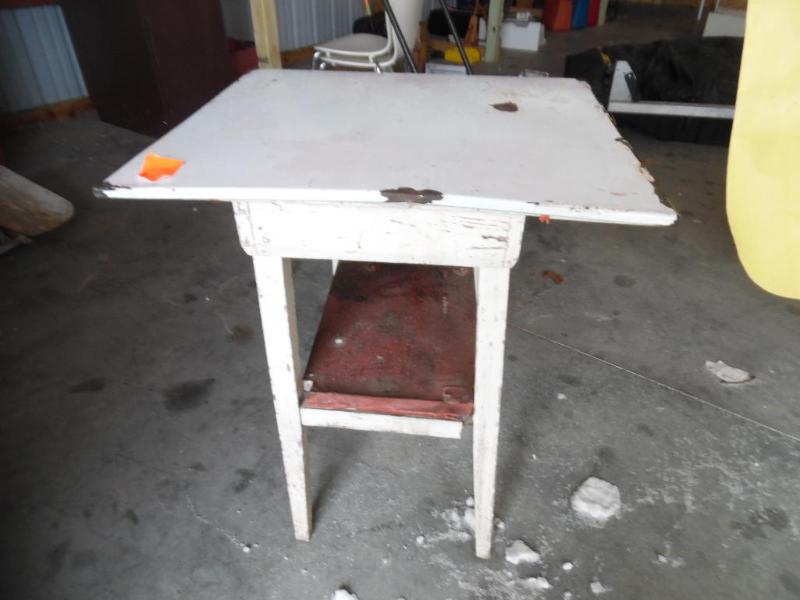 lot 7 image: Vintage Table