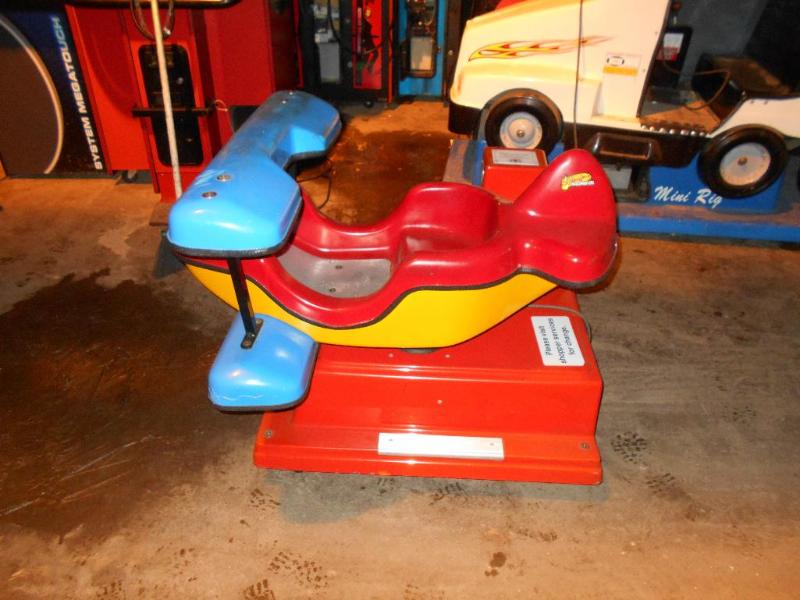 lot 3 image: Airplane Amusement Kiddie Ride. Coin Operated. Untested.