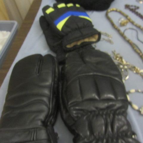 lot 128 image: Winter Gloves, Costume Jewelry