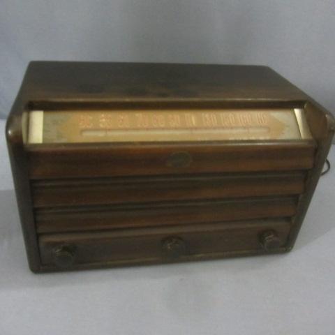 lot 51 image: Vintage Minerva Table Radio