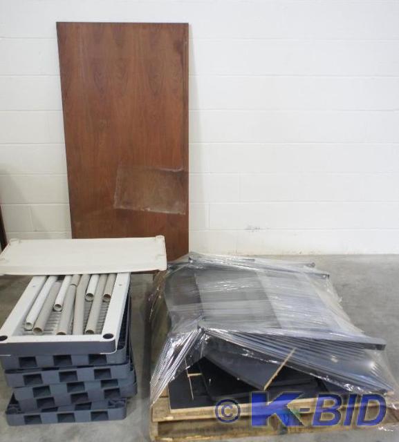 lot 38 image: Lot of desk top pieces and miscella...