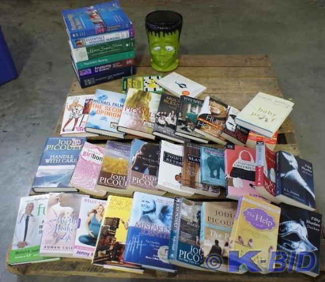 lot 89 image: Huge lot of books some of them incl...