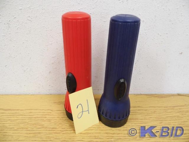 lot 21 image: 2 LED Flashlights with batteries