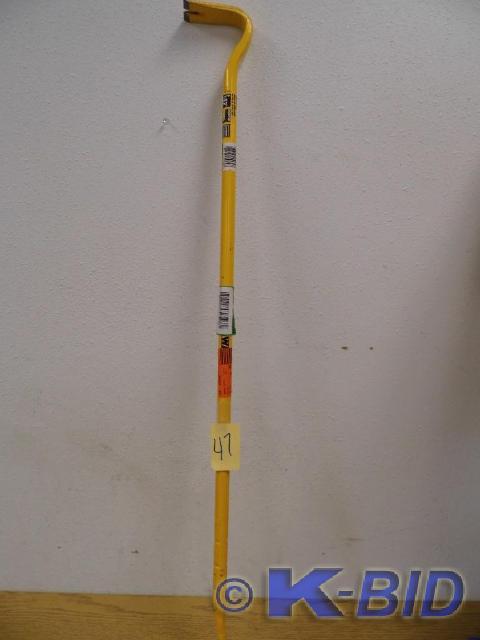 lot 47 image: DeWalt 42 Wrecking Bar