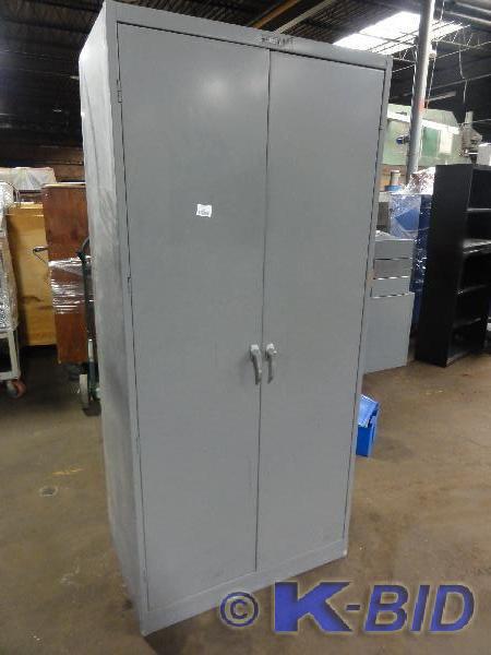 lot 212 image: Tennsco&nbsp2-door steel cabinet 5...