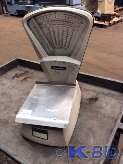 lot 401 image: Pitney Bowes 4Lb Postal Scale