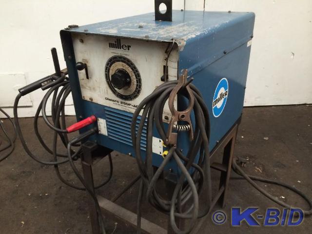 lot 504 image: Miller Dialarc ACDC Arc Welding Po...