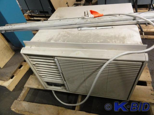 lot 516 image: Window Air Conditioner  Hole S...