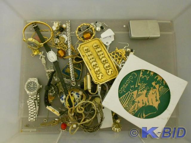 Various old watches, pins, lighter ...
