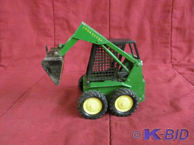 John Deere Skid Loader, 8L Metal