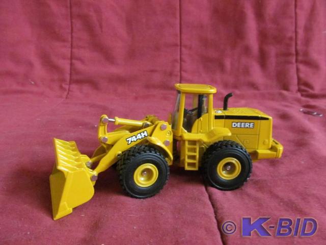 Yellow John Deere Loader 7L, Metal