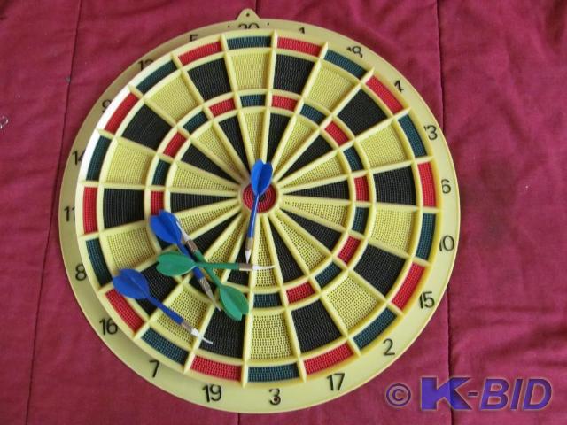Dart Board with 5 Darts 18