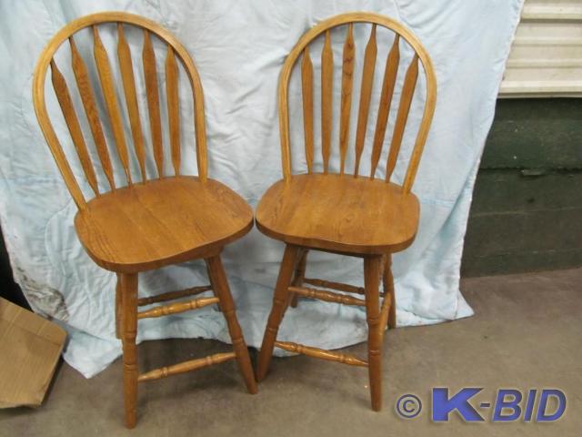 lot 137 image: 2 Oak Bar Stools - Swivel
