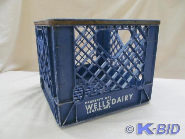 lot 158 image: Wells Dairy Lemars Iowa Milk Crate